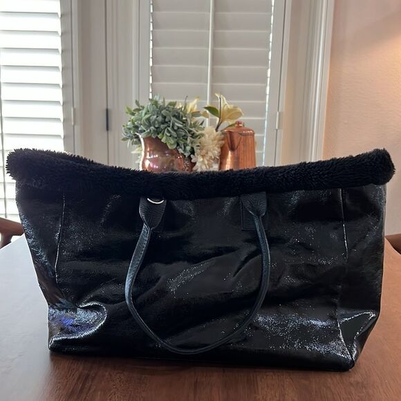 LAURA DI MAGGIO patent crinkled and Shearling hand bag Black color. - Picture 5 of 12